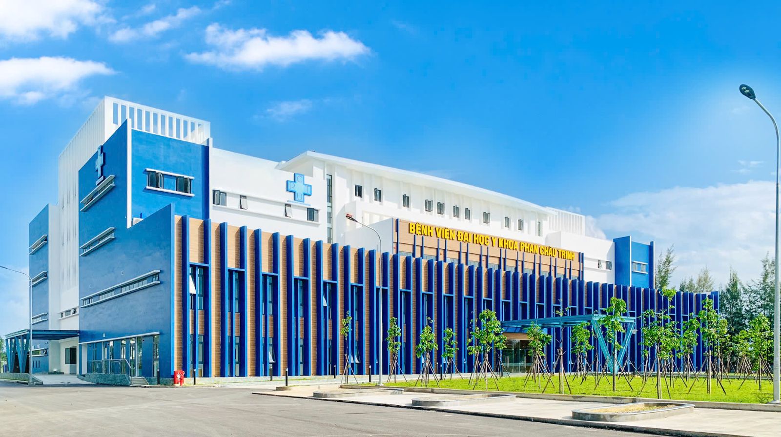 Mặt tiền Bệnh viện Đại học Y khoa Phan Châu Trinh