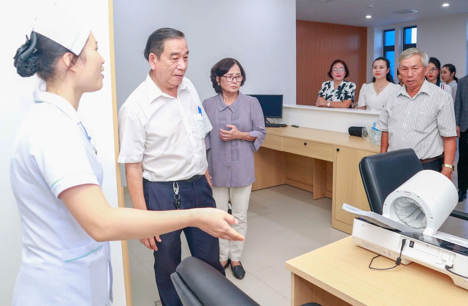 Điều dưỡng hướng dẫn khách tại khu khám Premier Clinic